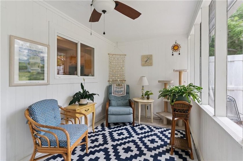 Welcome to easy coastal living in this beautifully maintained - photo 3