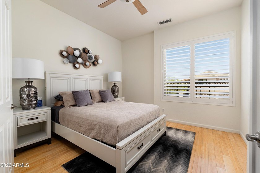 Beautifully updated 4-bedroom + loft, 3-bath residence offering - photo 25