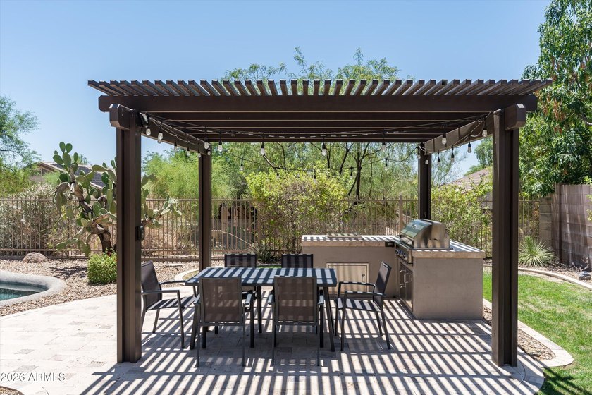 Beautifully updated 4-bedroom + loft, 3-bath residence offering - photo 31