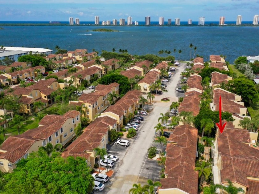 Experience luxury in waterfront Bay Reach, a gated community - photo 2