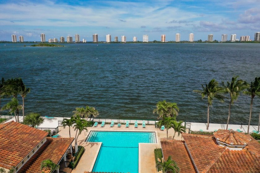Experience luxury in waterfront Bay Reach, a gated community - photo 3
