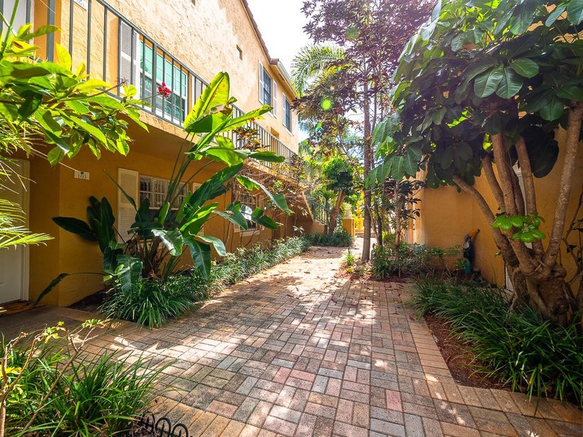 Experience luxury in waterfront Bay Reach, a gated community - photo 4