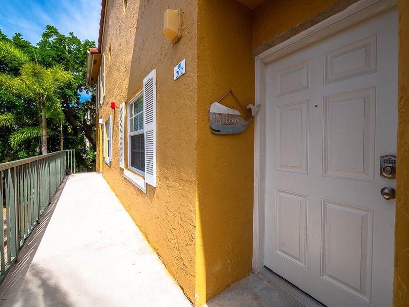 Experience luxury in waterfront Bay Reach, a gated community - photo 5