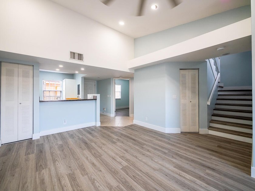 Experience luxury in waterfront Bay Reach, a gated community - photo 9