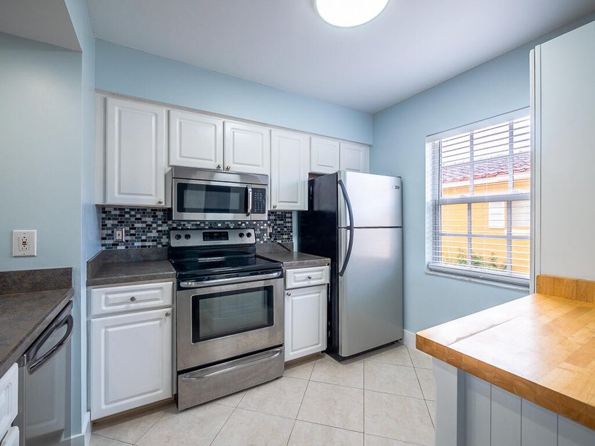 Experience luxury in waterfront Bay Reach, a gated community - photo 10