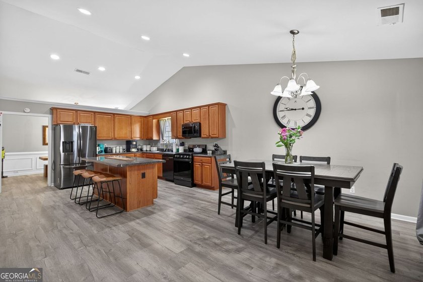 MOTIVATED SELLER!! Offering One Year Home Warranty! Welcome to - photo 11