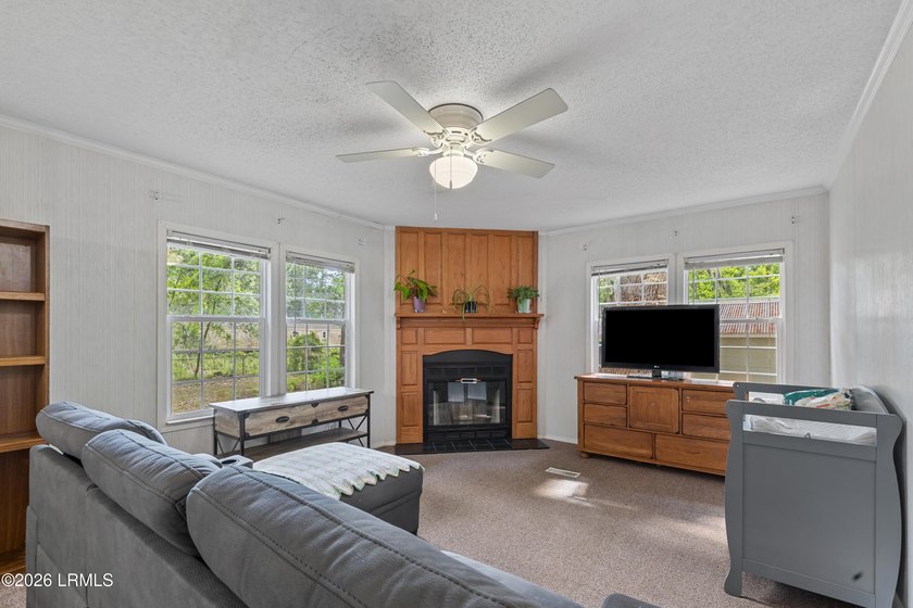 Centrally located 3 bedroom, 2 bathroom mobile home situated on - photo 12
