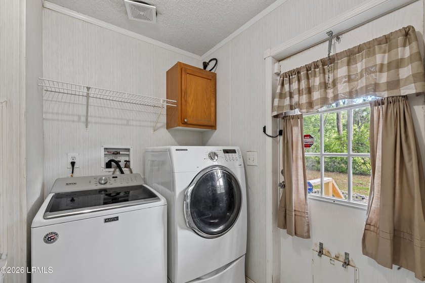 Centrally located 3 bedroom, 2 bathroom mobile home situated on - photo 14