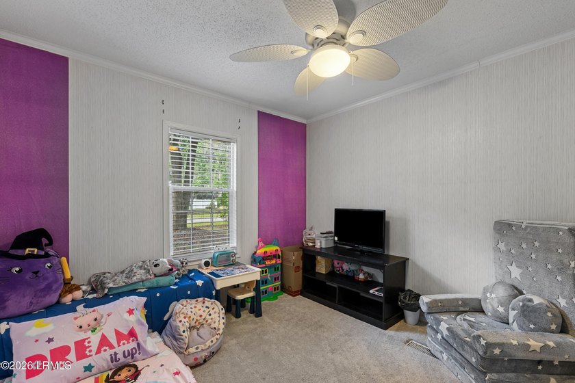 Centrally located 3 bedroom, 2 bathroom mobile home situated on - photo 21