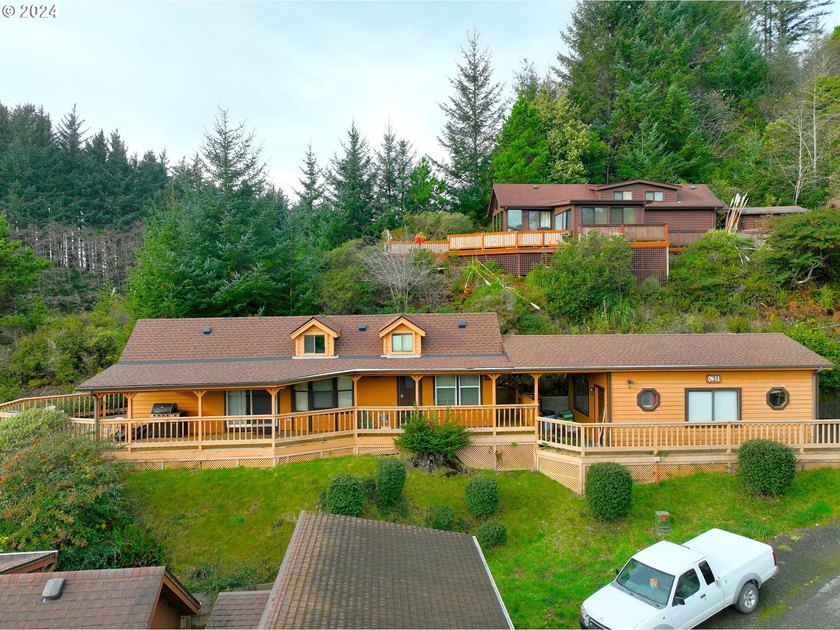 Turnkey Ocean View Cabin - Updated, Income-Producing &amp; Steps to - photo 2