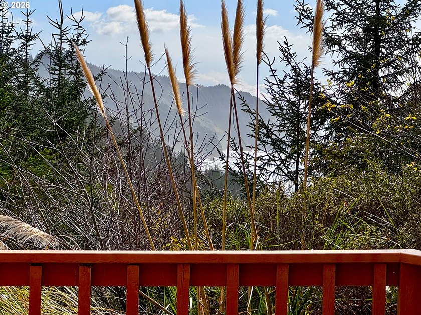 Turnkey Ocean View Cabin - Updated, Income-Producing &amp; Steps to - photo 4