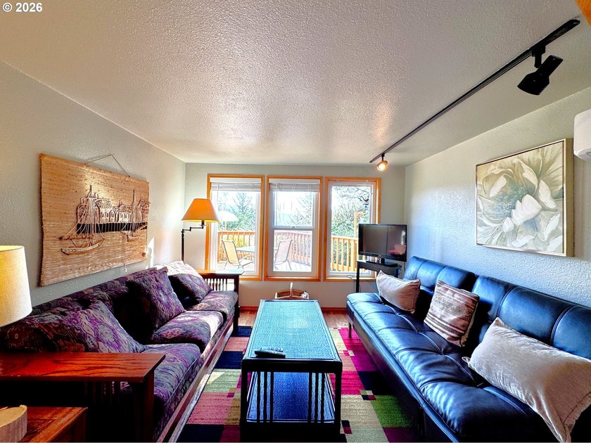 Turnkey Ocean View Cabin - Updated, Income-Producing &amp; Steps to - photo 9