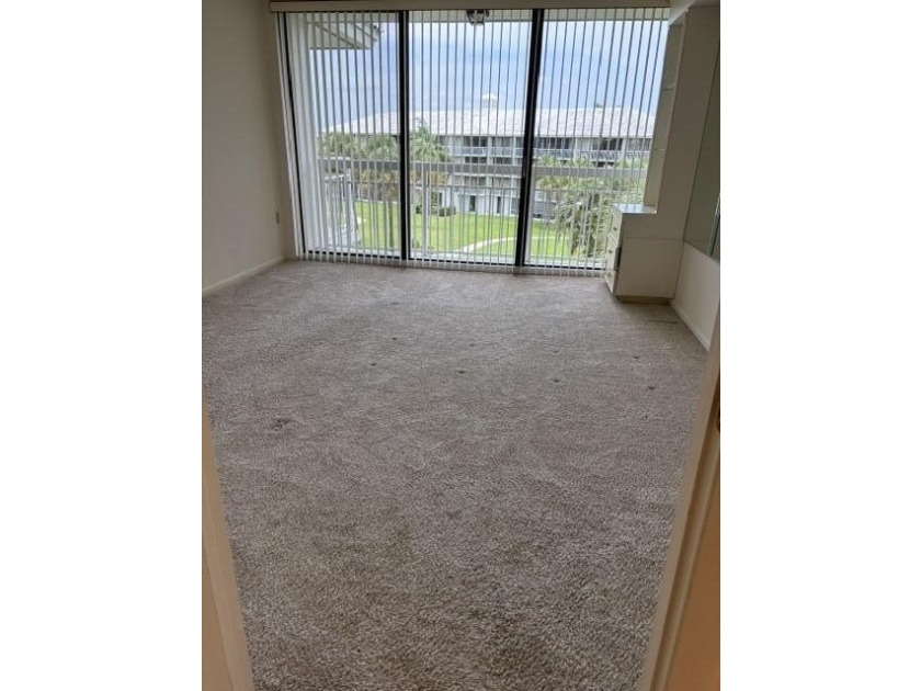 4TH FLOOR BRIGHT AND CLEAN END PENTHOUSE UNIT WITH EAT IN - photo 8