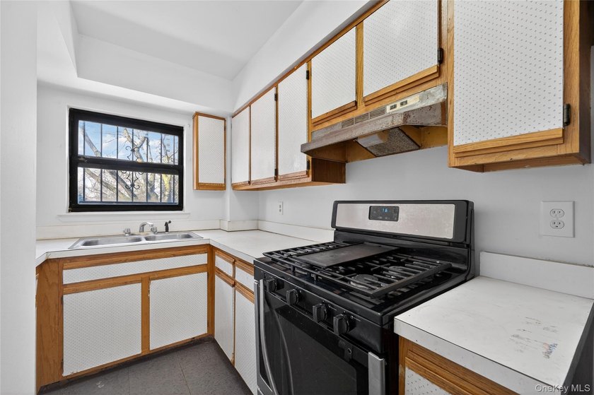 Highest &amp; Best EOD April 20th: Welcome to 1862 Story Avenue, a - photo 6