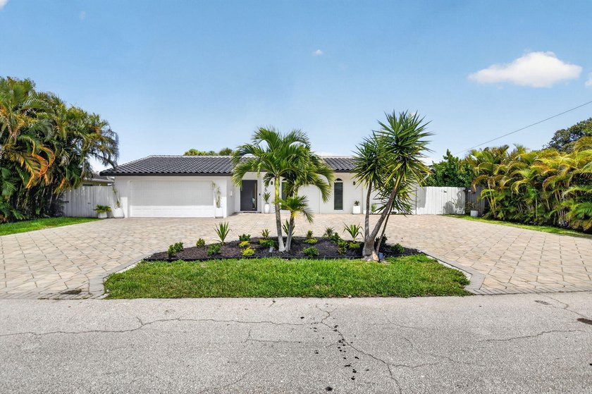 Exquisitely renovated 4BR/2.5BA coastal-modern lakeside - photo 2