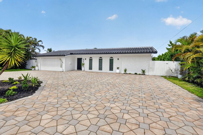 Exquisitely renovated 4BR/2.5BA coastal-modern lakeside - photo 3