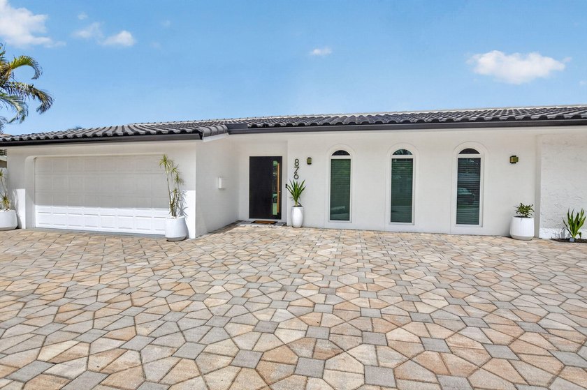 Exquisitely renovated 4BR/2.5BA coastal-modern lakeside - photo 4