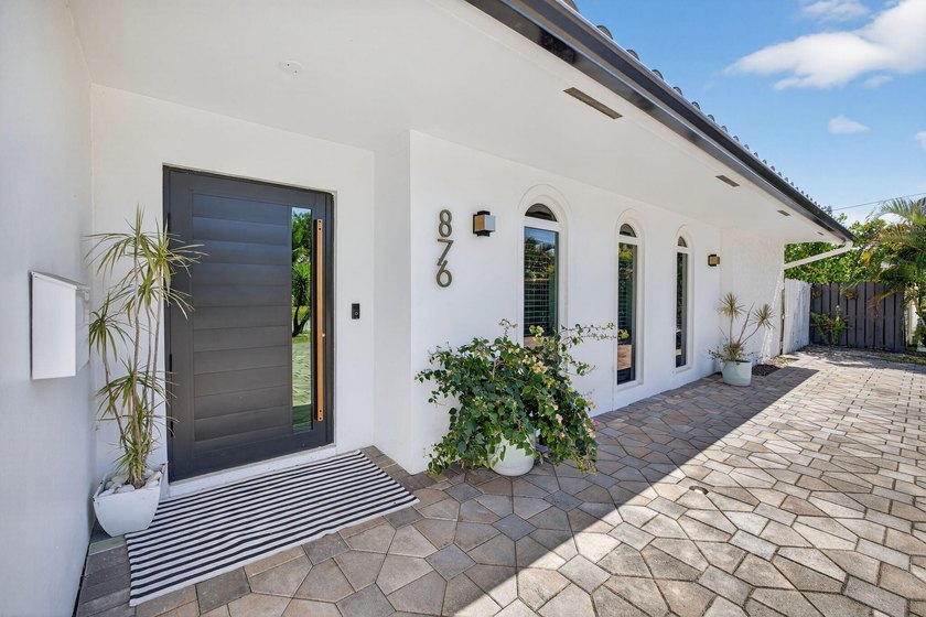 Exquisitely renovated 4BR/2.5BA coastal-modern lakeside - photo 5