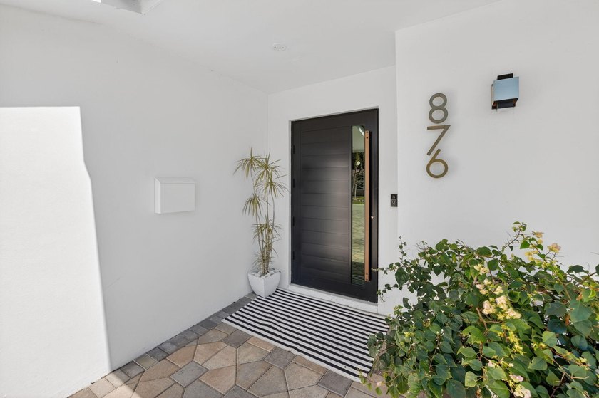 Exquisitely renovated 4BR/2.5BA coastal-modern lakeside - photo 6