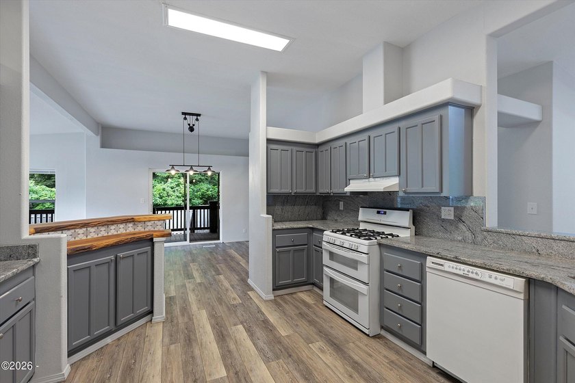 Welcome to this spacious and versatile 2,500 sqft home tucked - photo 7