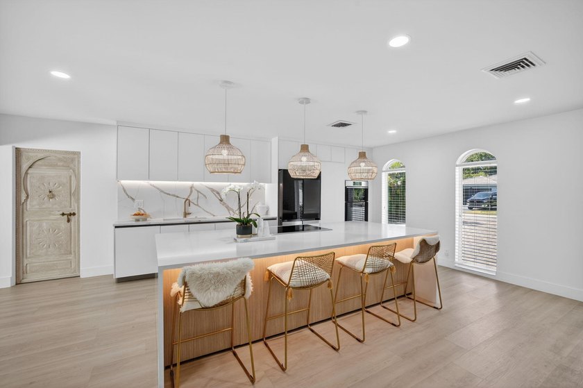 Exquisitely renovated 4BR/2.5BA coastal-modern lakeside - photo 7