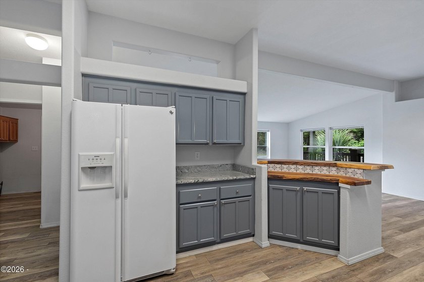 Welcome to this spacious and versatile 2,500 sqft home tucked - photo 8