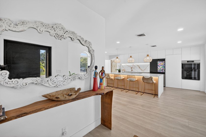Exquisitely renovated 4BR/2.5BA coastal-modern lakeside - photo 8