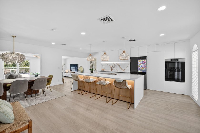 Exquisitely renovated 4BR/2.5BA coastal-modern lakeside - photo 9