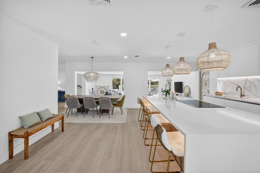 Exquisitely renovated 4BR/2.5BA coastal-modern lakeside - photo 10