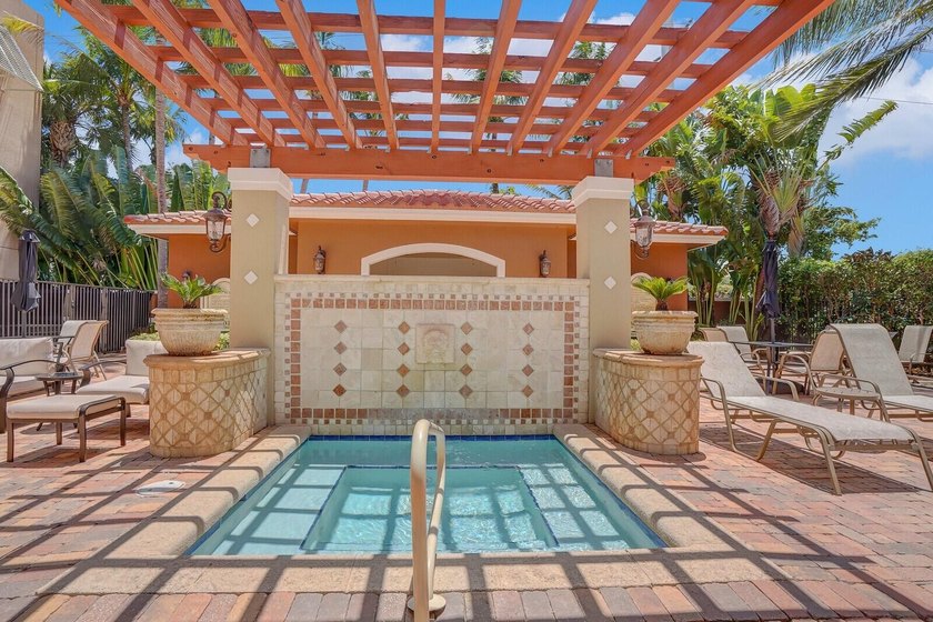 Gorgeous, Lower Penthouse condo in the charming Montecito in - photo 14