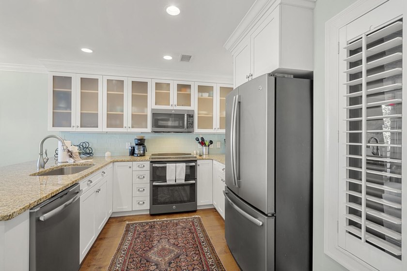 This beautifully renovated one-bedroom, one and a half bathrooms - photo 22