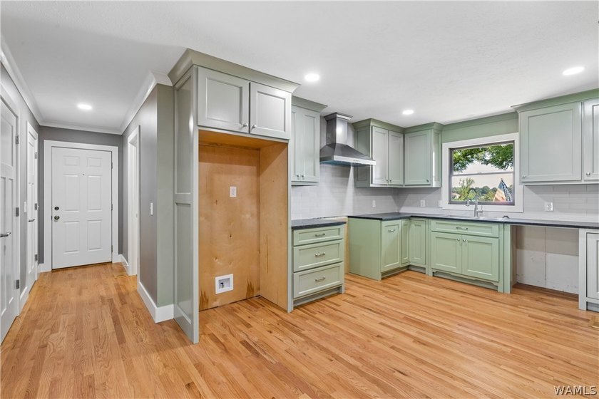 Beautifully renovated waterfront home on 1+/- acre overlooking - photo 35