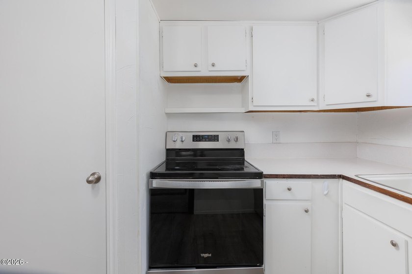 Cute 1 bedroom, 1 bathroom gem ready to be yours! Easy entry - photo 8