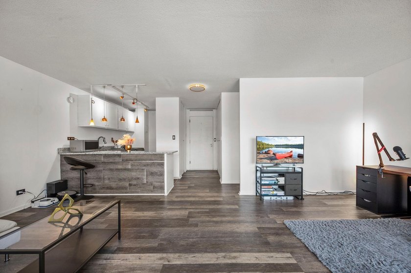 Move-in ready and beautifully updated, this River Towers condo - photo 17