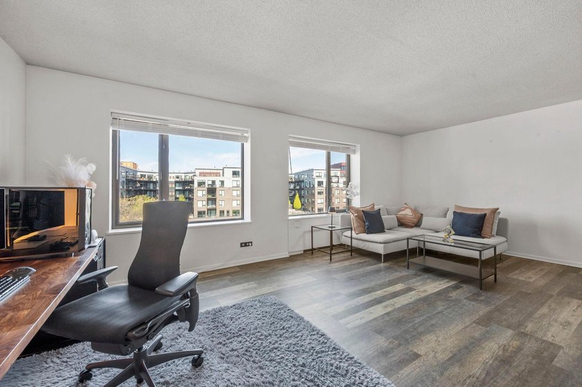 Move-in ready and beautifully updated, this River Towers condo - photo 21