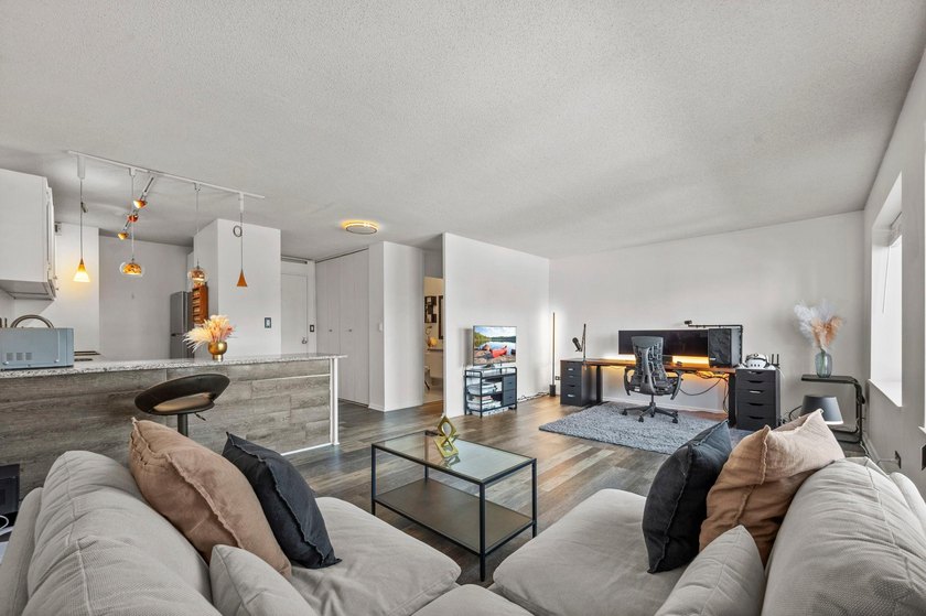 Move-in ready and beautifully updated, this River Towers condo - photo 25
