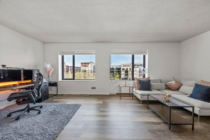 Move-in ready and beautifully updated, this River Towers condo - photo 26