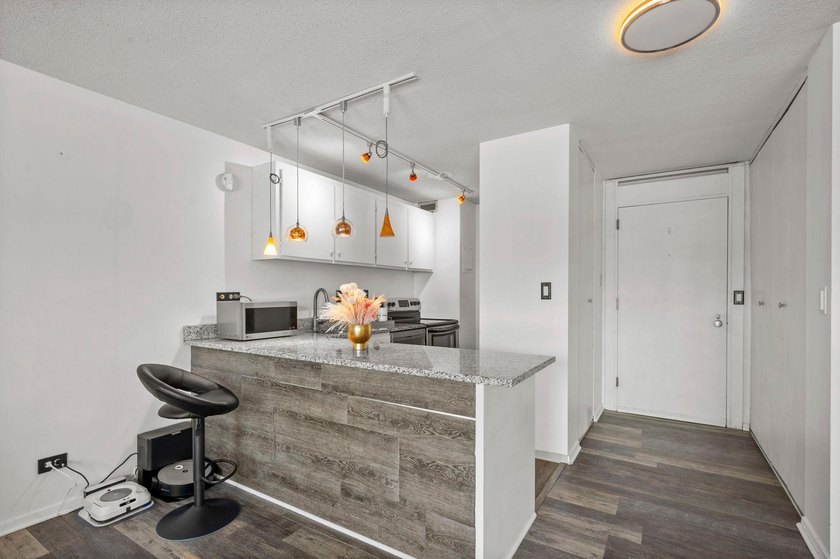 Move-in ready and beautifully updated, this River Towers condo - photo 30