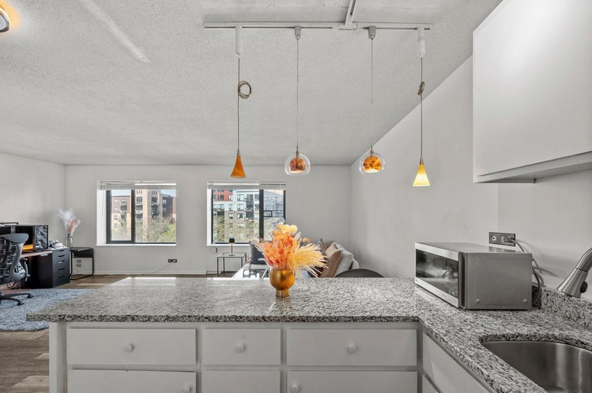 Move-in ready and beautifully updated, this River Towers condo - photo 32