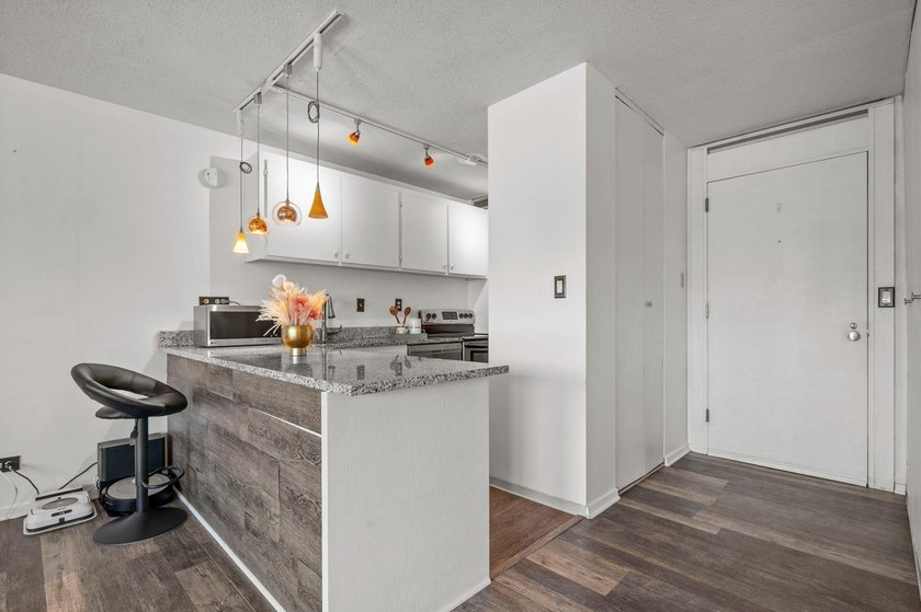 Move-in ready and beautifully updated, this River Towers condo - photo 36