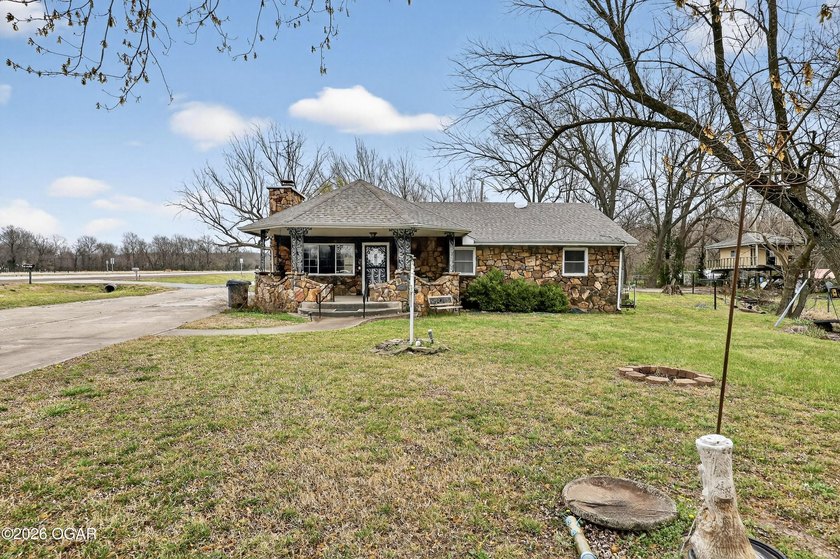 Welcome home to this solid 3-bedroom, 2.5-bath brick home - photo 4