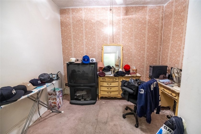 Investors take note: a rare opportunity to own a spacious - photo 7