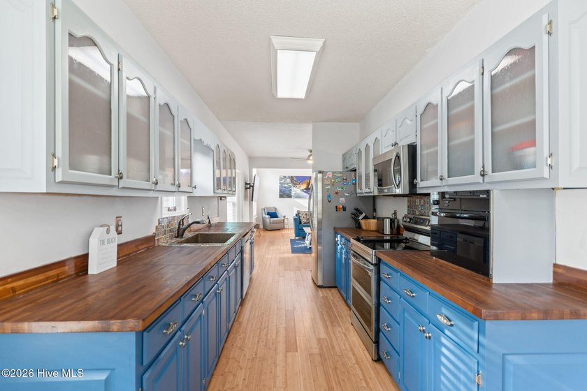 MOTIVATED SELLER! COMPLETELY FURNISHED coastal retreat where - photo 11