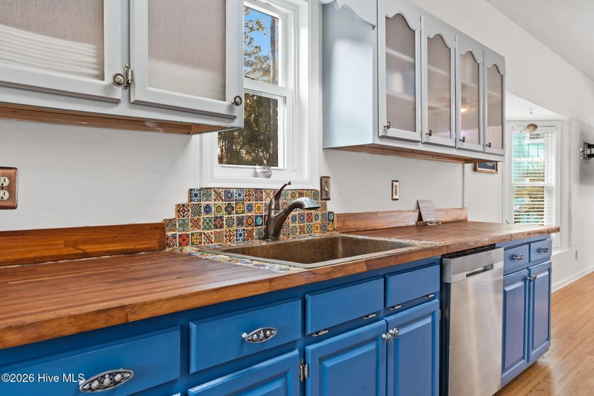 MOTIVATED SELLER! COMPLETELY FURNISHED coastal retreat where - photo 12