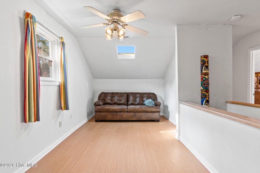 MOTIVATED SELLER! COMPLETELY FURNISHED coastal retreat where - photo 36