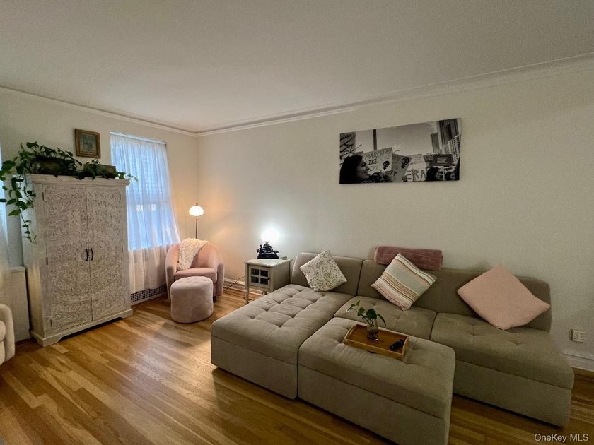 Beautiful renovated 1-bedroom end unit in Forest Hills. This - photo 3