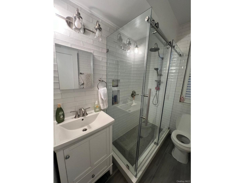 Beautiful renovated 1-bedroom end unit in Forest Hills. This - photo 6