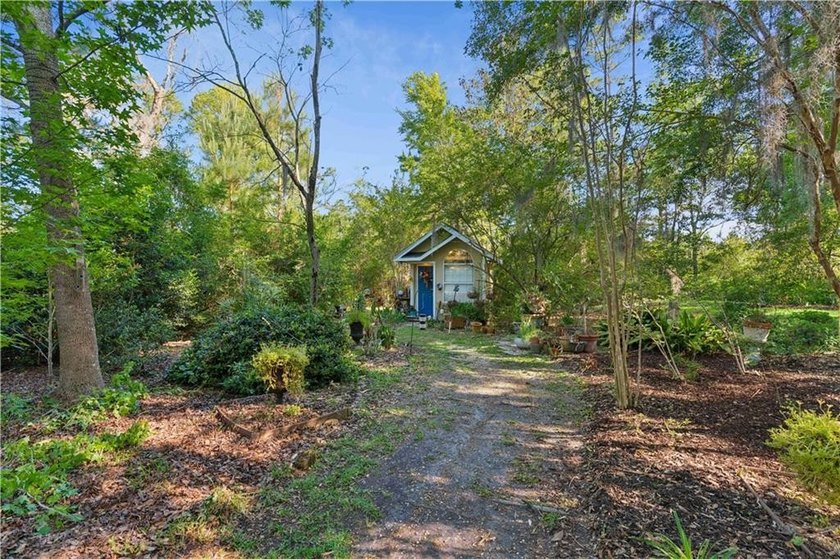 This 3-bedroom, 2-bath home offers a spacious living area - photo 4