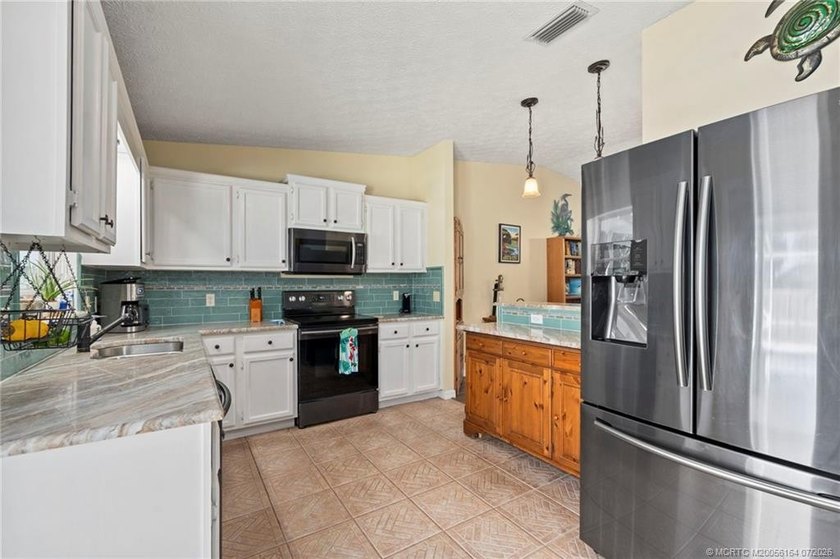 Beautiful 3-bedroom, 2-bath, 2-car garage POOL home in desirable - photo 16