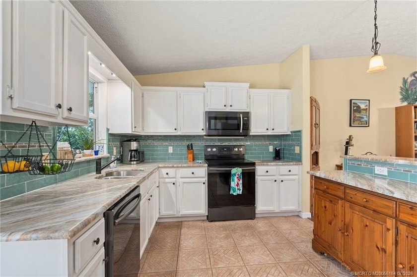 Beautiful 3-bedroom, 2-bath, 2-car garage POOL home in desirable - photo 17